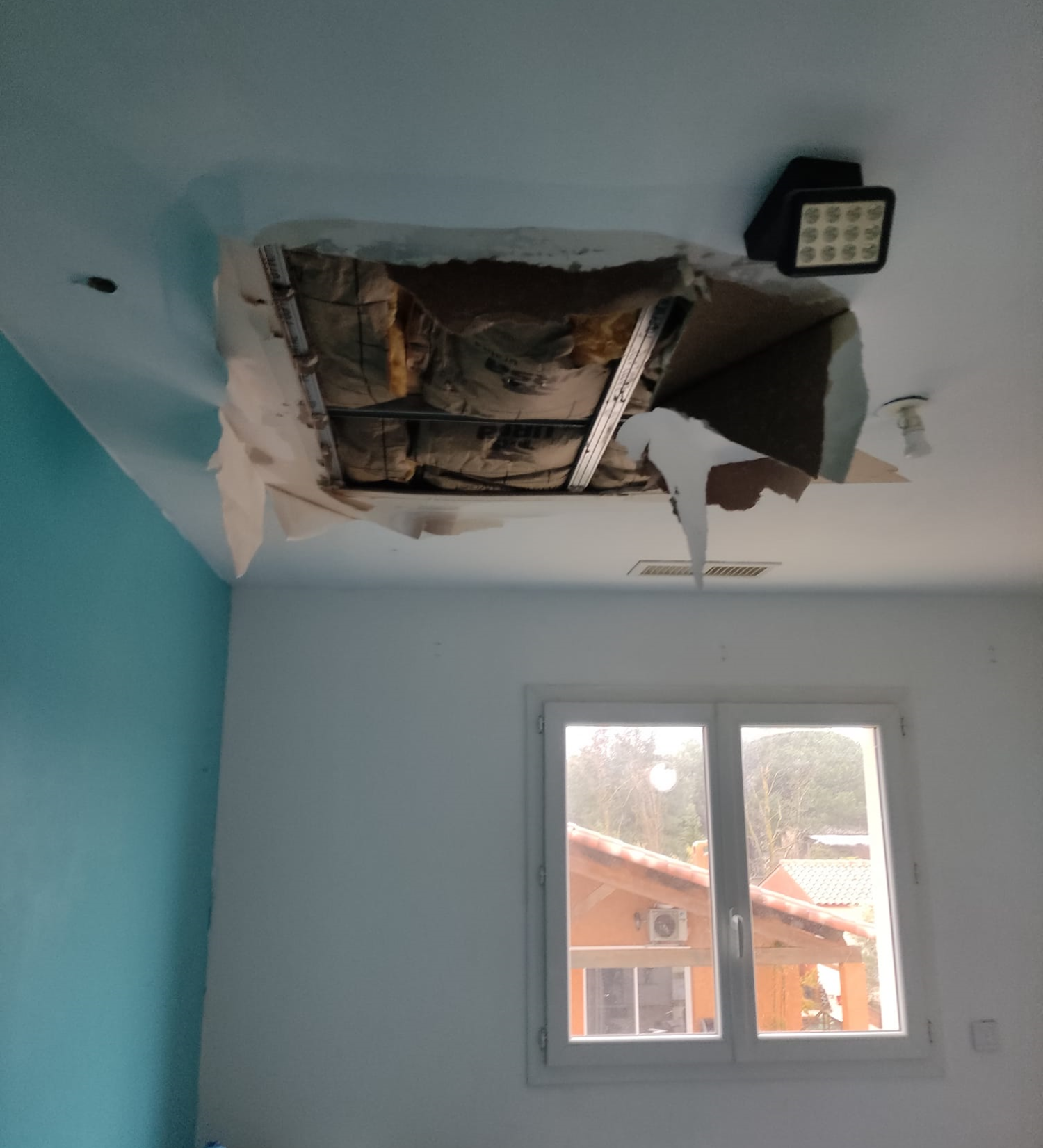 Chambre enfant avant 1500.jpg Rénovation après dégât des eaux chambre d'enfant avant travaux