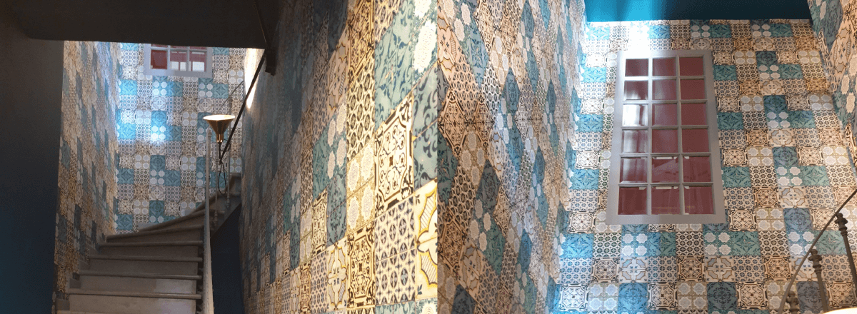 Escalier après rénovation peinture et papier peint