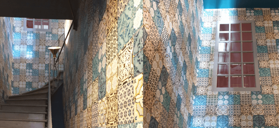 Escalier après rénovation peinture et papier peint