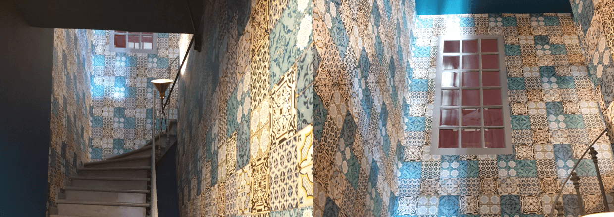 Escalier après rénovation peinture et papier peint